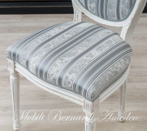 Riproduzione di sedia tappezzata in stile classico Luigi XVI finitura colore bianco anticato